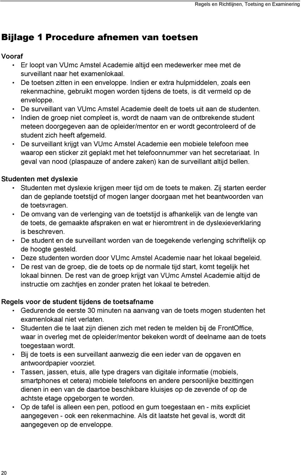 De surveillant van VUmc Amstel Academie deelt de toets uit aan de studenten.