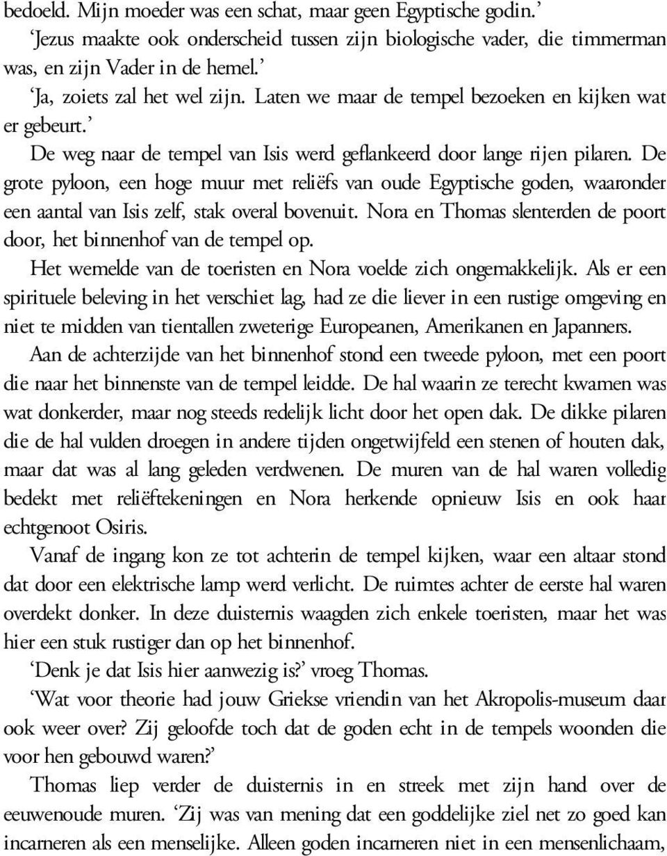 De grote pyloon, een hoge muur met reliëfs van oude Egyptische goden, waaronder een aantal van Isis zelf, stak overal bovenuit. Nora en Thomas slenterden de poort door, het binnenhof van de tempel op.