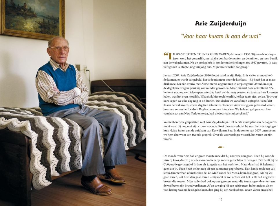 Ik was vijftig toen ik stopte, nog vrij jong dus. Mijn vrouw wilde dat graag. Januari 2007. Arie Zuijderduijn (1916) loopt rond in zijn flatje.