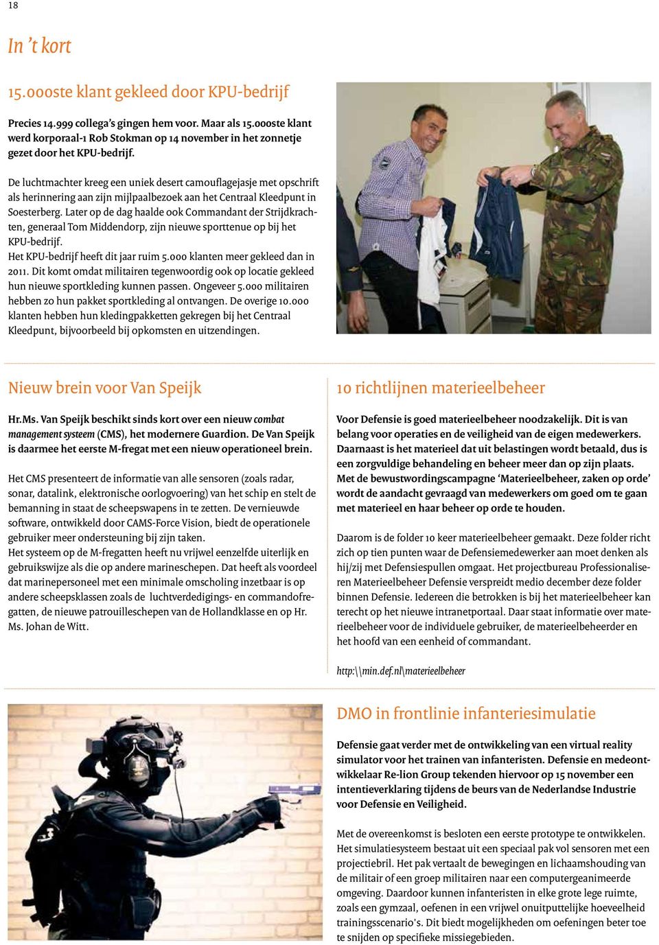 De luchtmachter kreeg een uniek desert camouflagejasje met opschrift als herinnering aan zijn mijlpaalbezoek aan het Centraal Kleedpunt in Soesterberg.