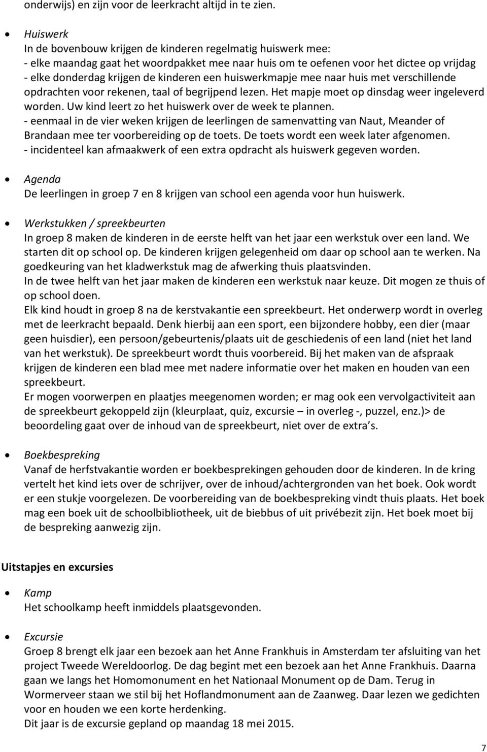 een huiswerkmapje mee naar huis met verschillende opdrachten voor rekenen, taal of begrijpend lezen. Het mapje moet op dinsdag weer ingeleverd worden.