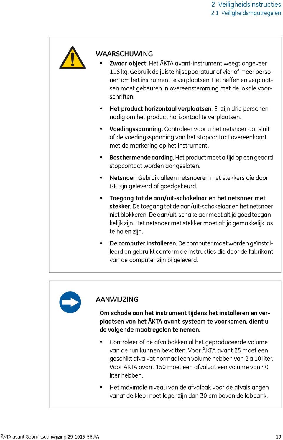 Het product horizontaal verplaatsen. Er zijn drie personen nodig om het product horizontaal te verplaatsen. Voedingsspanning.