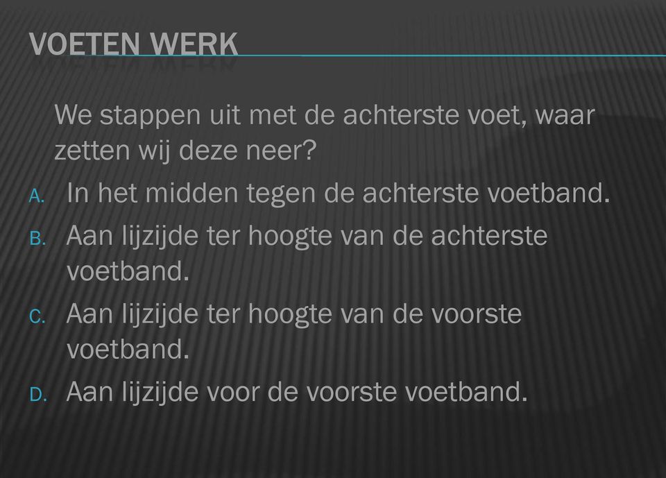 Aan lijzijde ter hoogte van de achterste voetband. C.