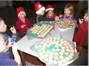 Nadat Sinterklaas terug weg was naar Spanje was het tijd om de kerstboom uit te zetten in onze klas. Wat een gezellige sfeer!