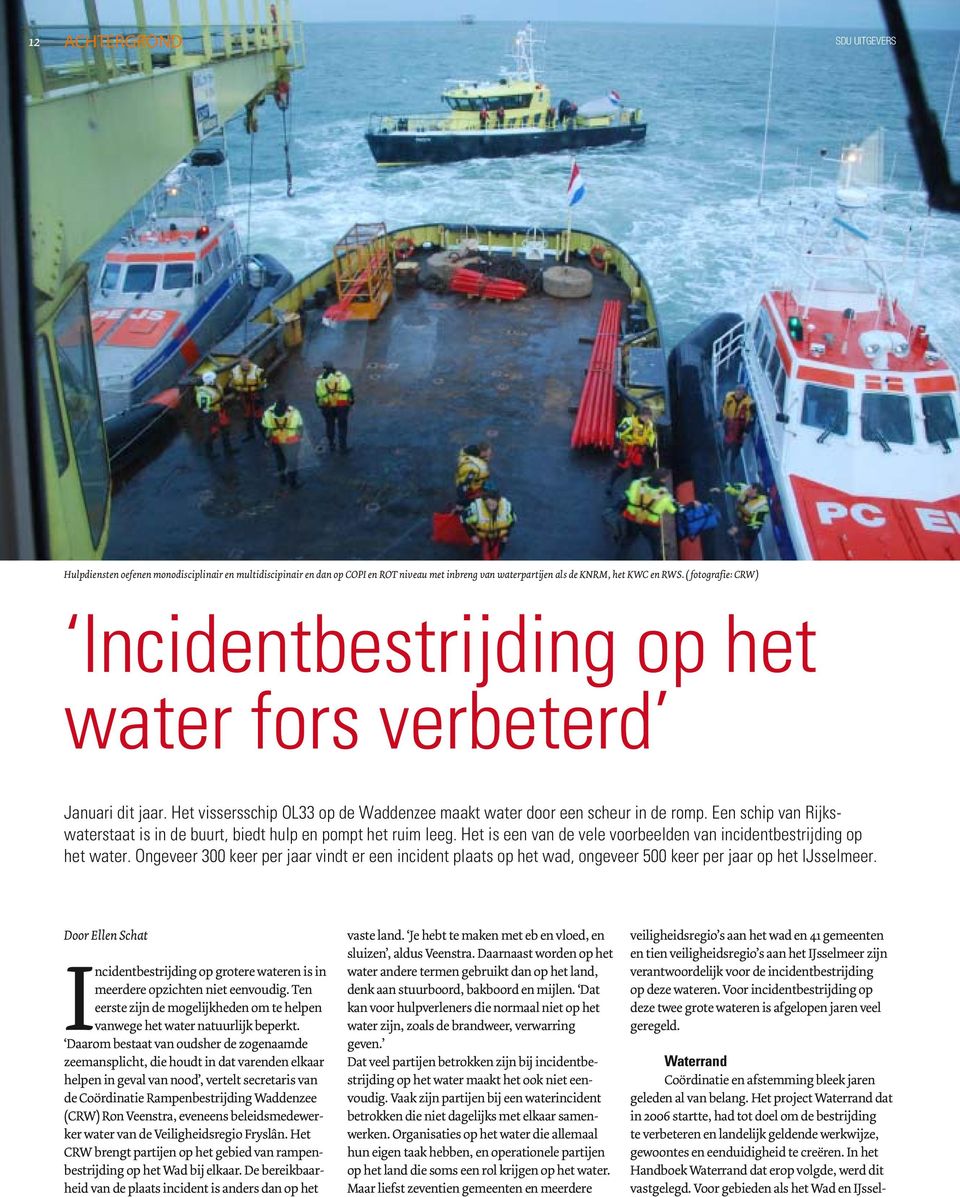 Een schip van Rijkswaterstaat is in de buurt, biedt hulp en pompt het ruim leeg. Het is een van de vele voorbeelden van incidentbestrijding op het water.