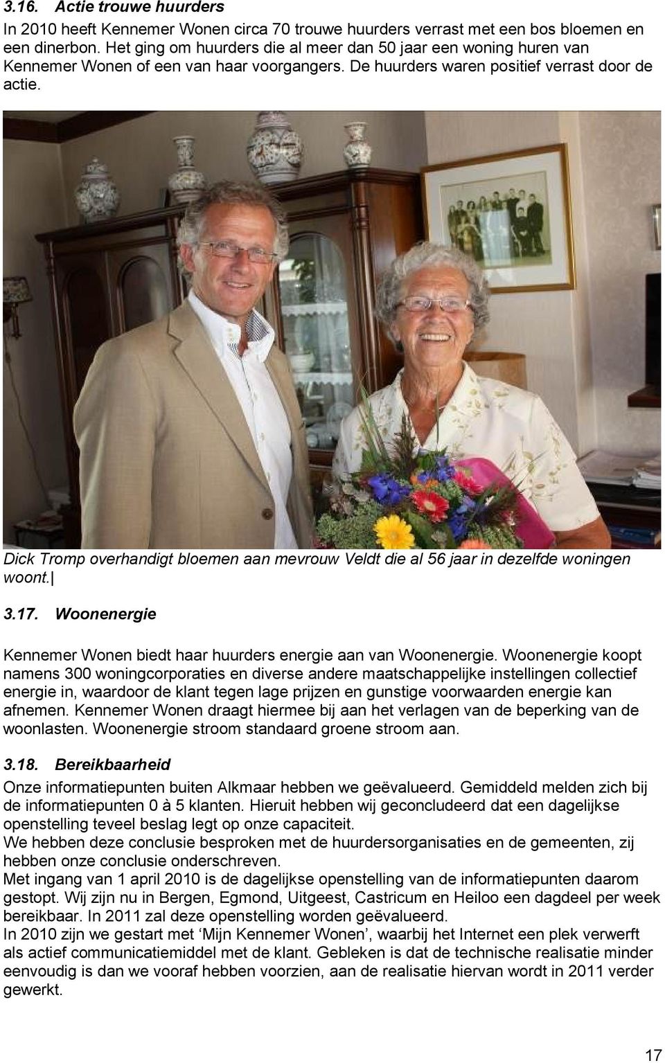 Dick Tromp overhandigt bloemen aan mevrouw Veldt die al 56 jaar in dezelfde woningen woont. 3.17. Woonenergie Kennemer Wonen biedt haar huurders energie aan van Woonenergie.
