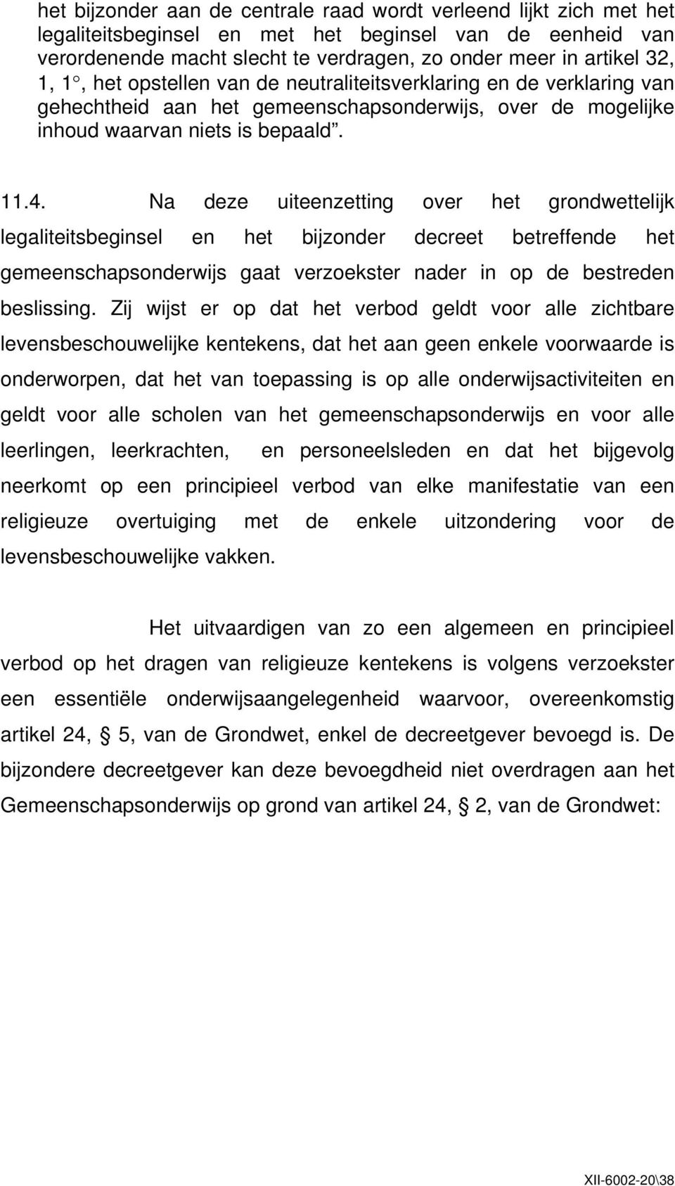 Na deze uiteenzetting over het grondwettelijk legaliteitsbeginsel en het bijzonder decreet betreffende het gemeenschapsonderwijs gaat verzoekster nader in op de bestreden beslissing.