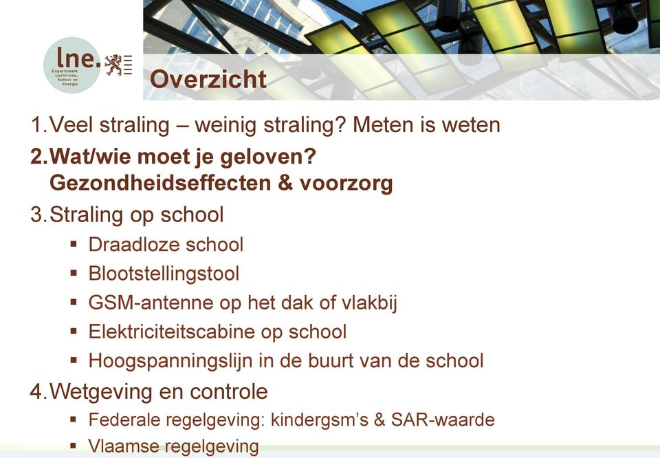 Straling op school Draadloze school Blootstellingstool GSM-antenne op het dak of vlakbij