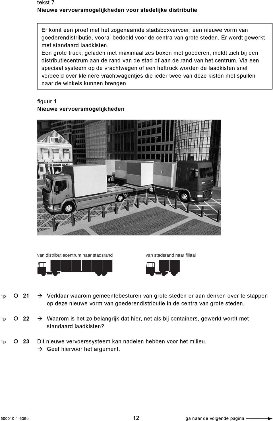 Een grote truck, geladen met maximaal zes boxen met goederen, meldt zich bij een distributiecentrum aan de rand van de stad of aan de rand van het centrum.