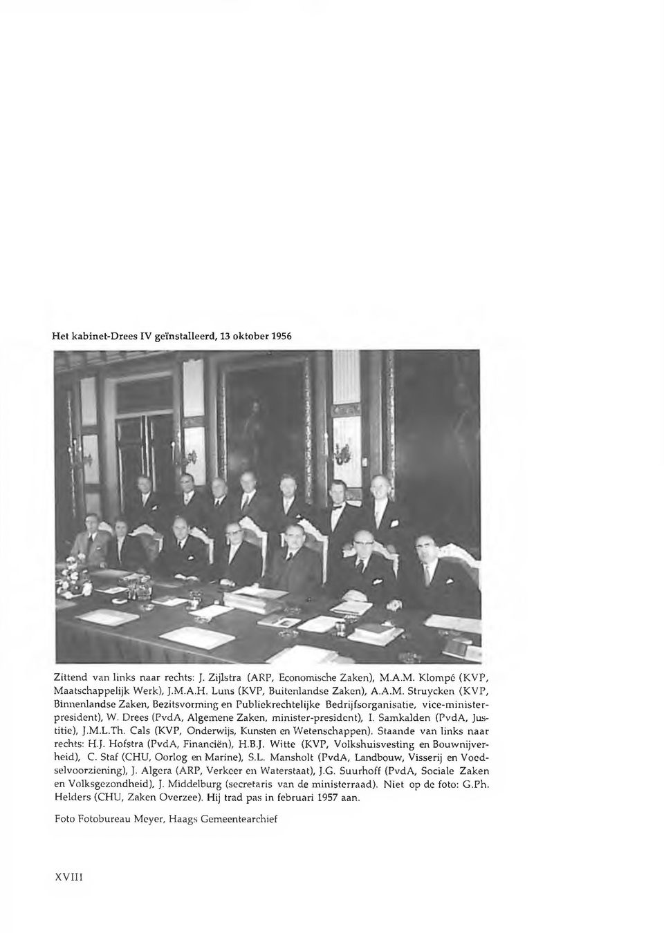 Samkalden (PvdA, Justitie), J.M.L.Th. Cals (KVP, Onderwijs, Kunsten en Wetenschappen). Staande van links naar rechts: H.J. Hofstra (PvdA, Financiën), H.B.J. Witte (KVP, Volkshuisvesting en Bouwnijverheid), C.