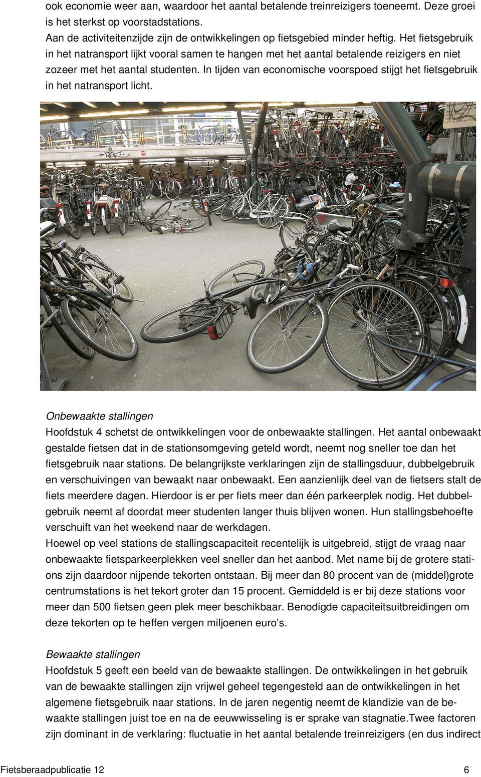 Het fietsgebruik in het natransport lijkt vooral samen te hangen met het aantal betalende reizigers en niet zozeer met het aantal studenten.