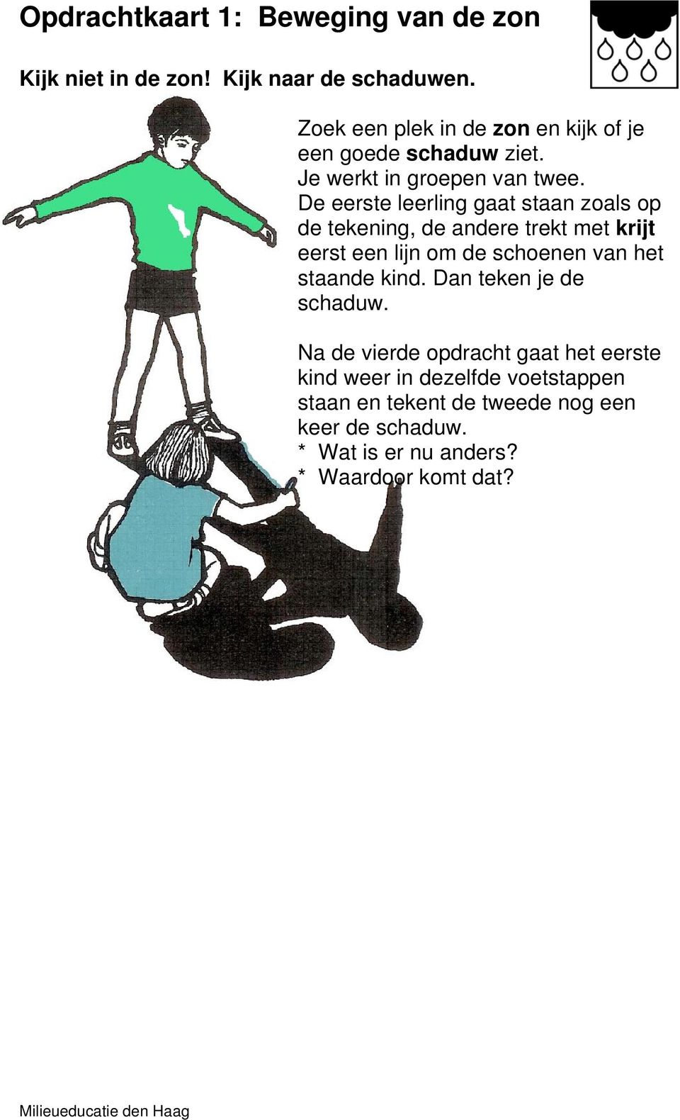 De eerste leerling gaat staan zoals op de tekening, de andere trekt met krijt eerst een lijn om de schoenen van het staande kind.