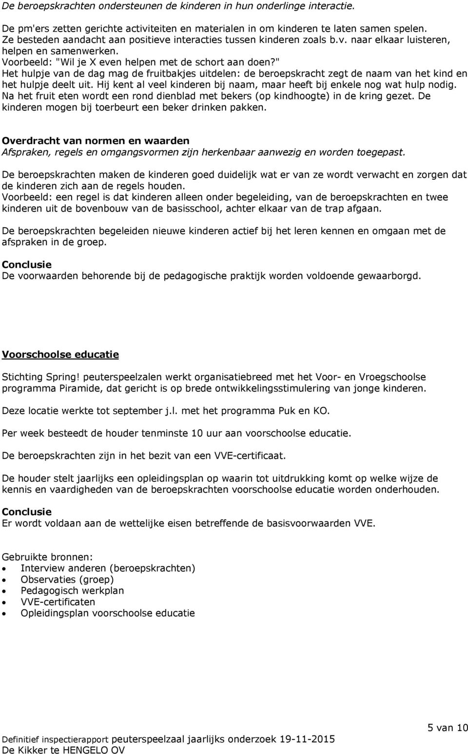 " Het hulpje van de dag mag de fruitbakjes uitdelen: de beroepskracht zegt de naam van het kind en het hulpje deelt uit. Hij kent al veel kinderen bij naam, maar heeft bij enkele nog wat hulp nodig.