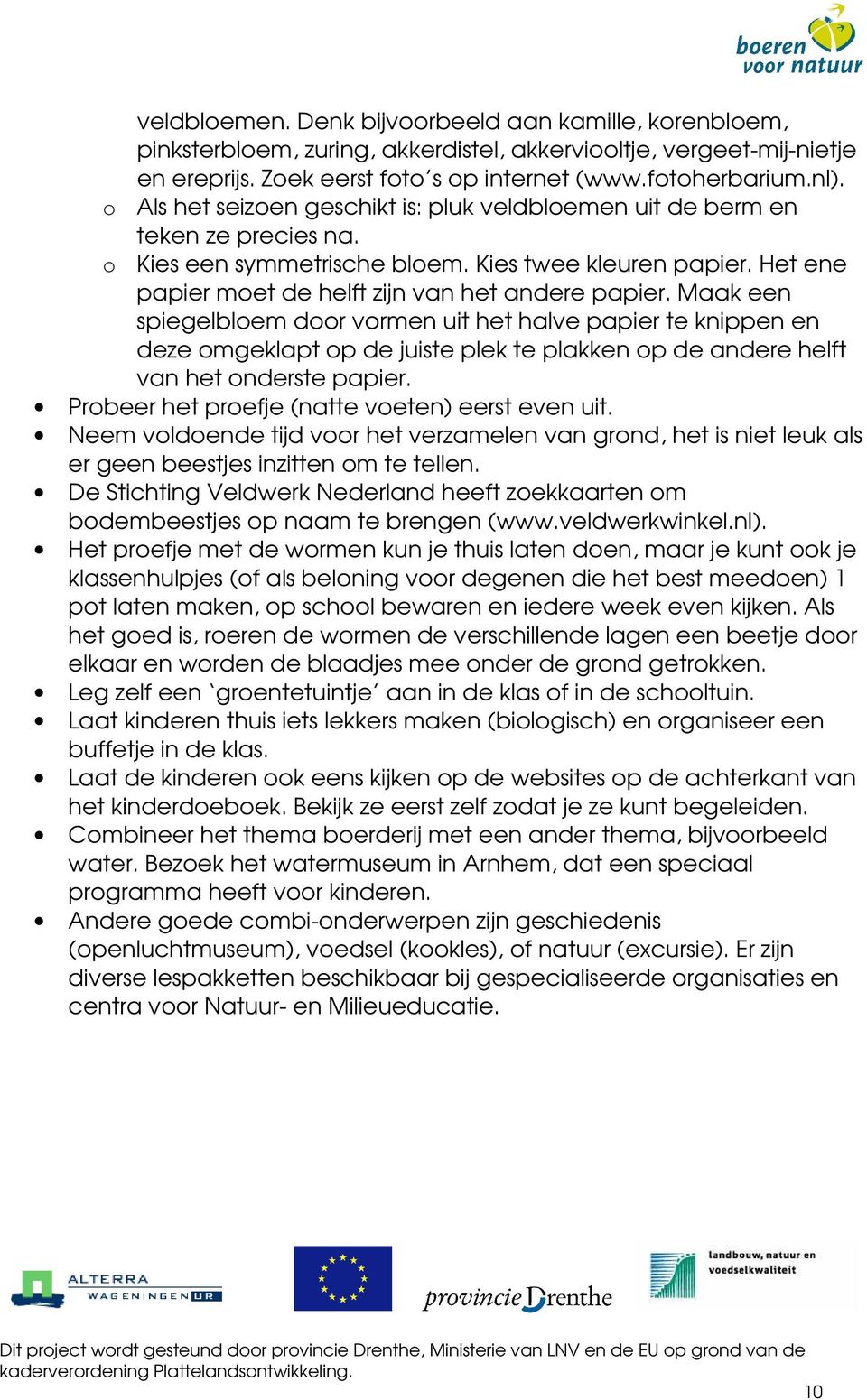 Maak een spiegelbloem door vormen uit het halve papier te knippen en deze omgeklapt op de juiste plek te plakken op de andere helft van het onderste papier.