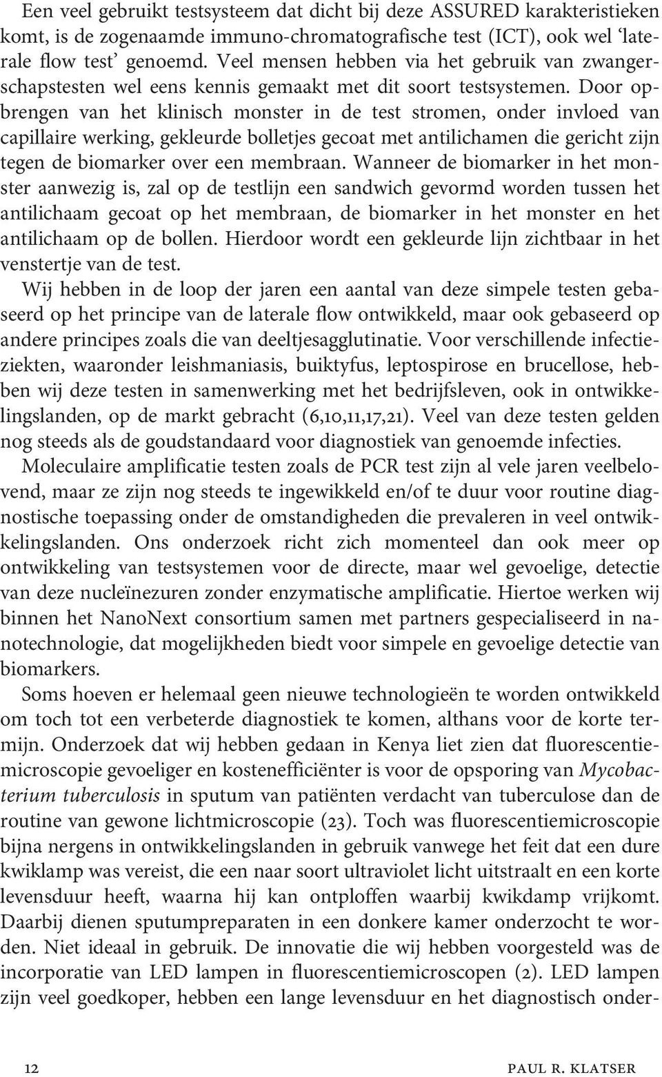 Door opbrengen van het klinisch monster in de test stromen, onder invloed van capillaire werking, gekleurde bolletjes gecoat met antilichamen die gericht zijn tegen de biomarker over een membraan.