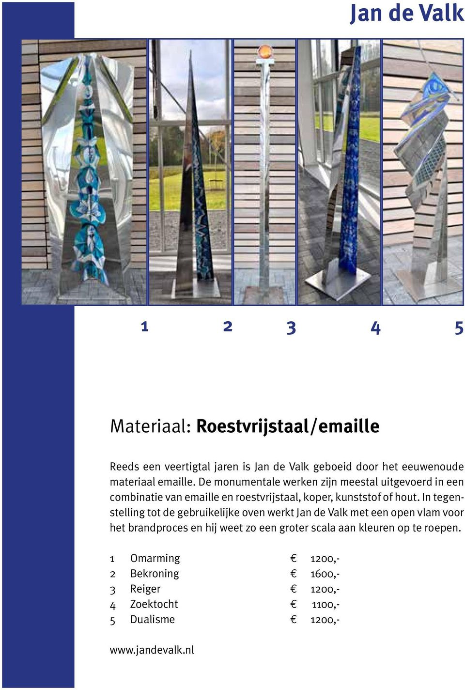 In tegenstelling tot de gebruikelijke oven werkt Jan de Valk met een open vlam voor het brandproces en hij weet zo een groter scala