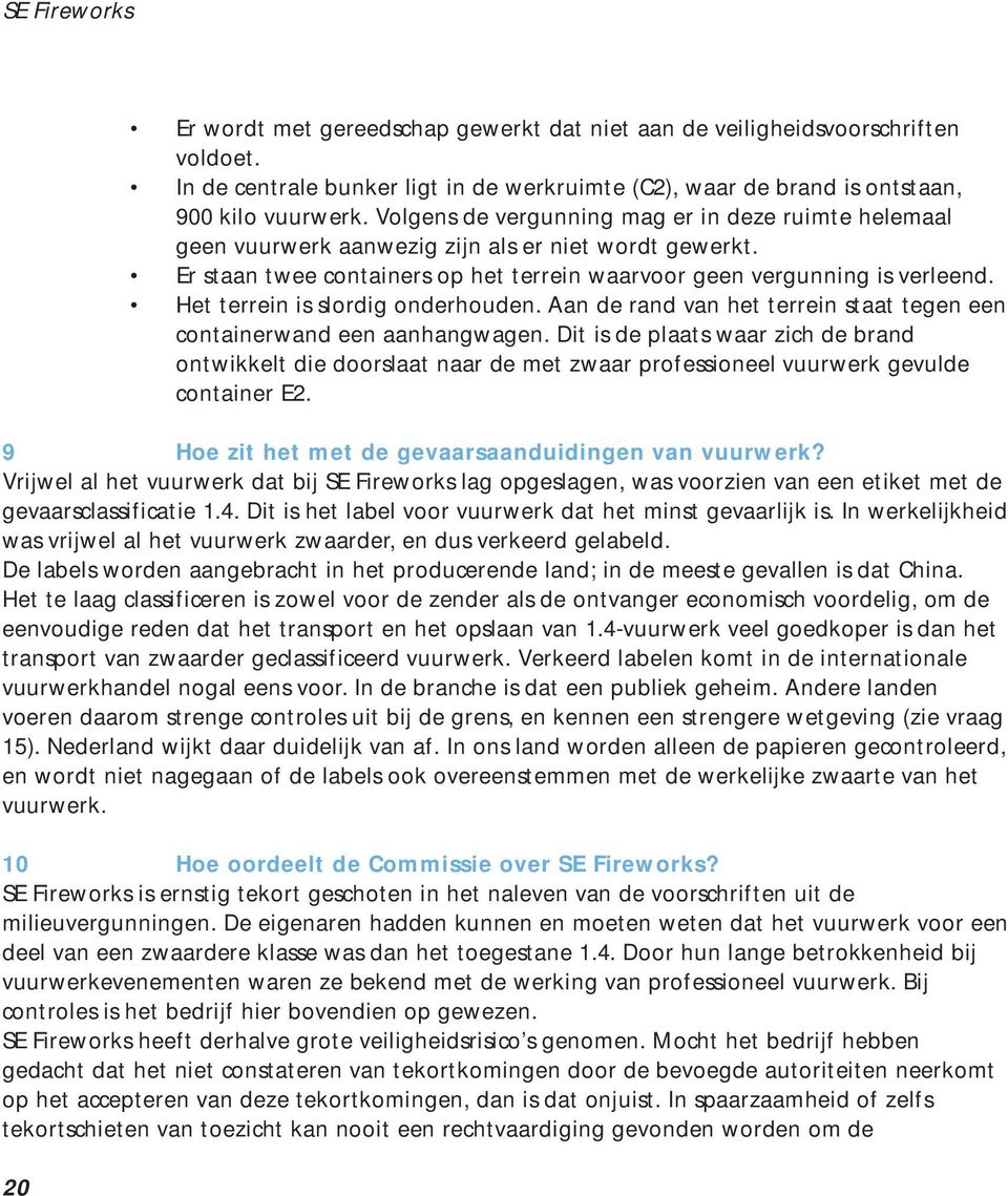 Het terrein is slordig onderhouden. Aan de rand van het terrein staat tegen een containerwand een aanhangwagen.