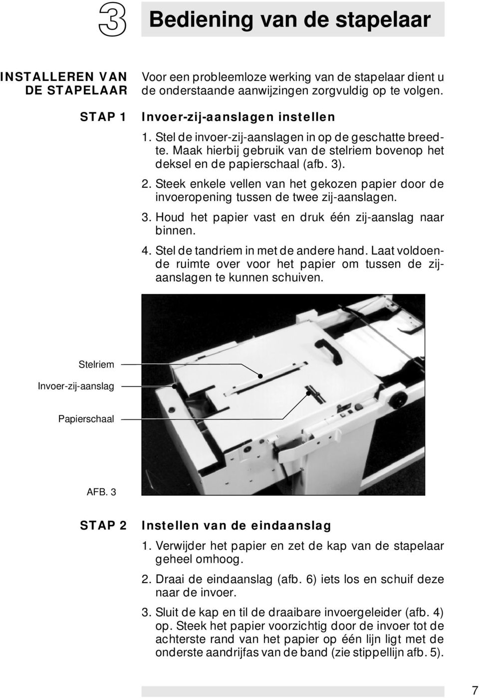 Steek enkele vellen van het gekozen papier door de invoeropening tussen de twee zij-aanslagen. 3. Houd het papier vast en druk één zij-aanslag naar binnen. 4. Stel de tandriem in met de andere hand.