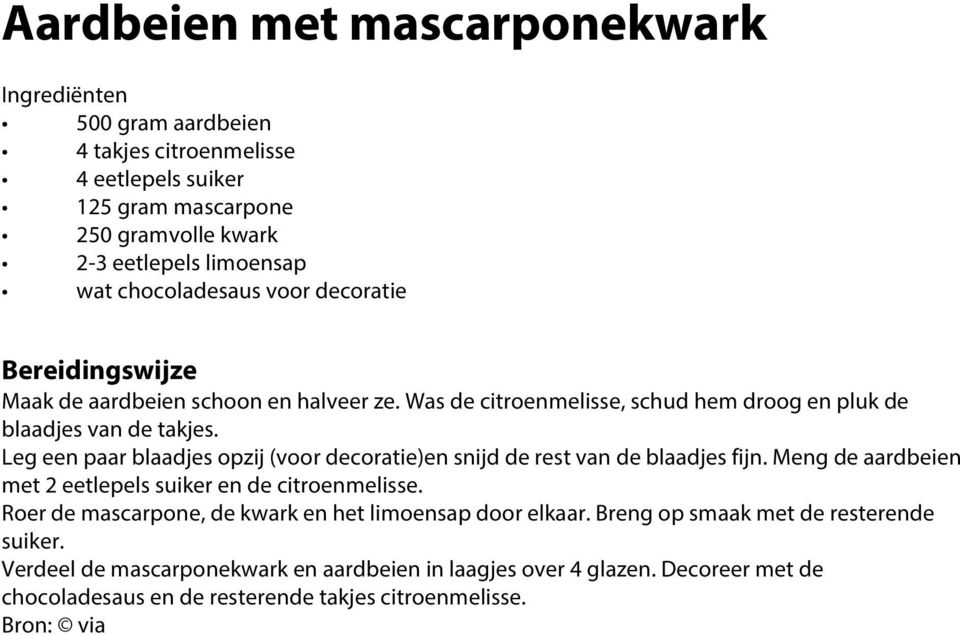 Leg een paar blaadjes opzij (voor decoratie)en snijd de rest van de blaadjes fijn. Meng de aardbeien met 2 eetlepels suiker en de citroenmelisse.