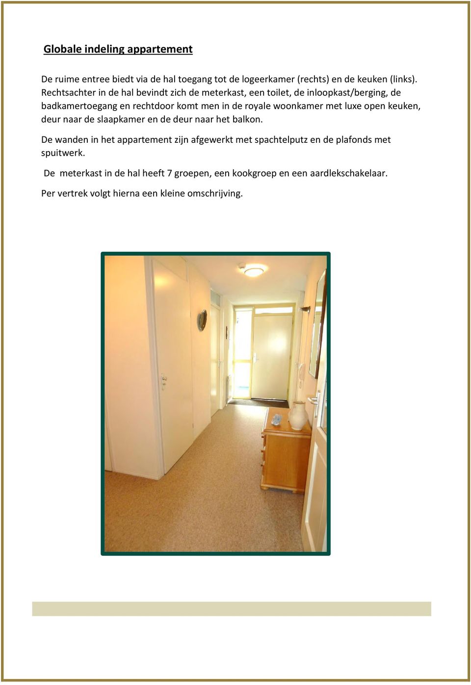 woonkamer met luxe open keuken, deur naar de slaapkamer en de deur naar het balkon.