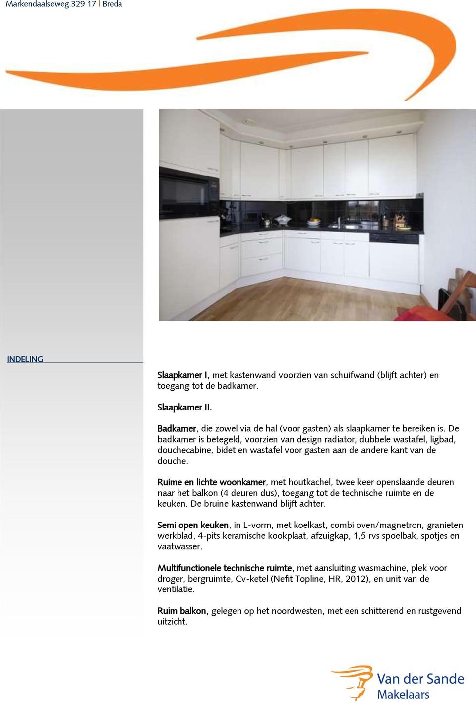 Ruime en lichte woonkamer, met houtkachel, twee keer openslaande deuren naar het balkon (4 deuren dus), toegang tot de technische ruimte en de keuken. De bruine kastenwand blijft achter.