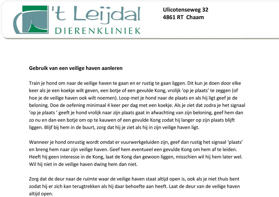 Loop met je hond naar de plaats en als hij ligt geef je de beloning. Doe de oefening minimaal 4 keer per dag met een koekje.