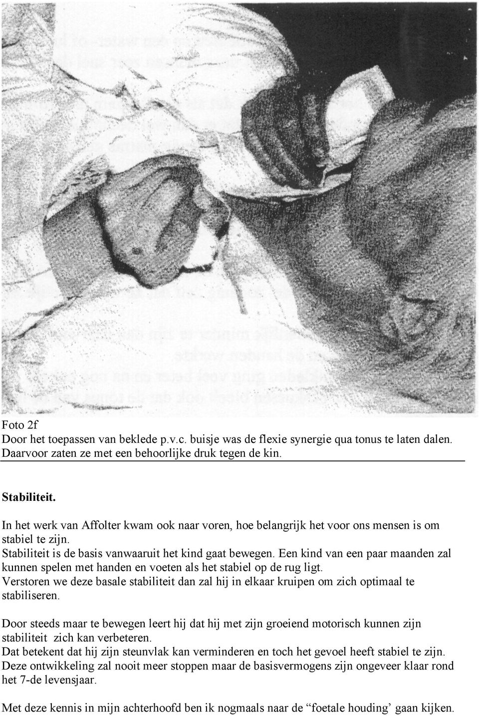 Een kind van een paar maanden zal kunnen spelen met handen en voeten als het stabiel op de rug ligt.