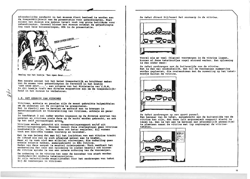 'Een open d.ur. Vooralala er v.el (kleine) voorwerpen in de vitrine liqqen, kunn.n al d.ze tek.tbordje. nogal.torend verken. Een oploll.inq i.