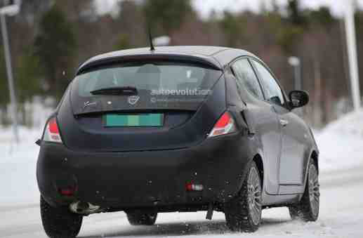 Het prototype dat gefotografeerd is in Zweden is zwaar gecamoufleerd, maar het is wel mogelijk te zien dat het een nieuwe voorbumper, koplampen en grille heeft.