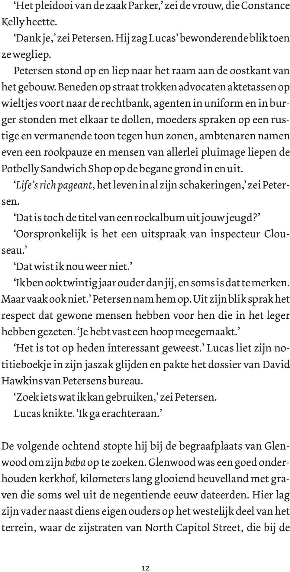 Beneden op straat trokken advocaten aktetassen op wieltjes voort naar de rechtbank, agenten in uniform en in burger stonden met elkaar te dollen, moeders spraken op een rustige en vermanende toon