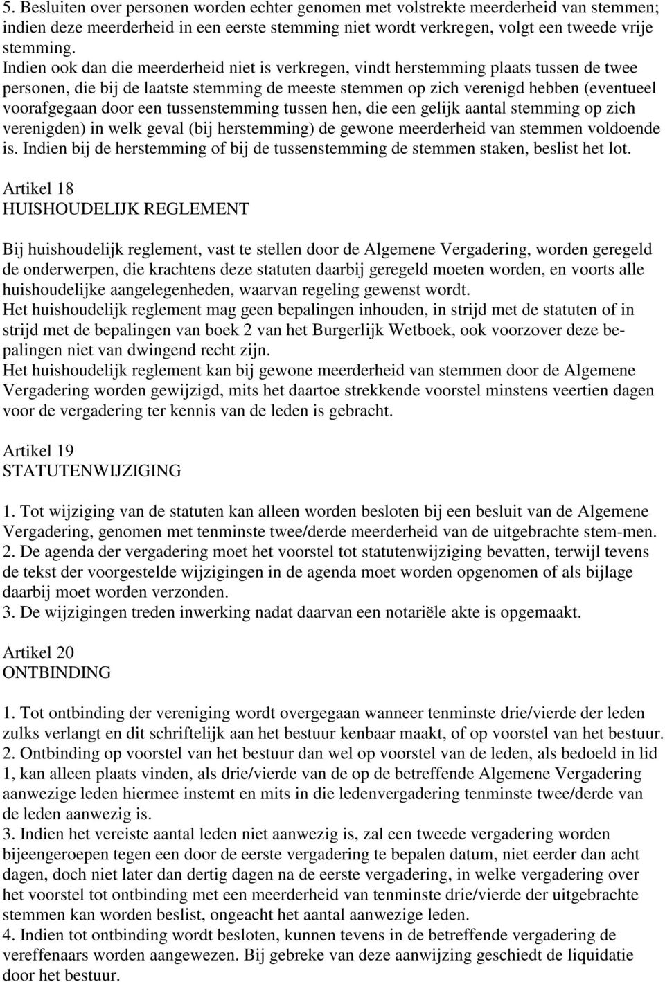 een tussenstemming tussen hen, die een gelijk aantal stemming op zich verenigden) in welk geval (bij herstemming) de gewone meerderheid van stemmen voldoende is.