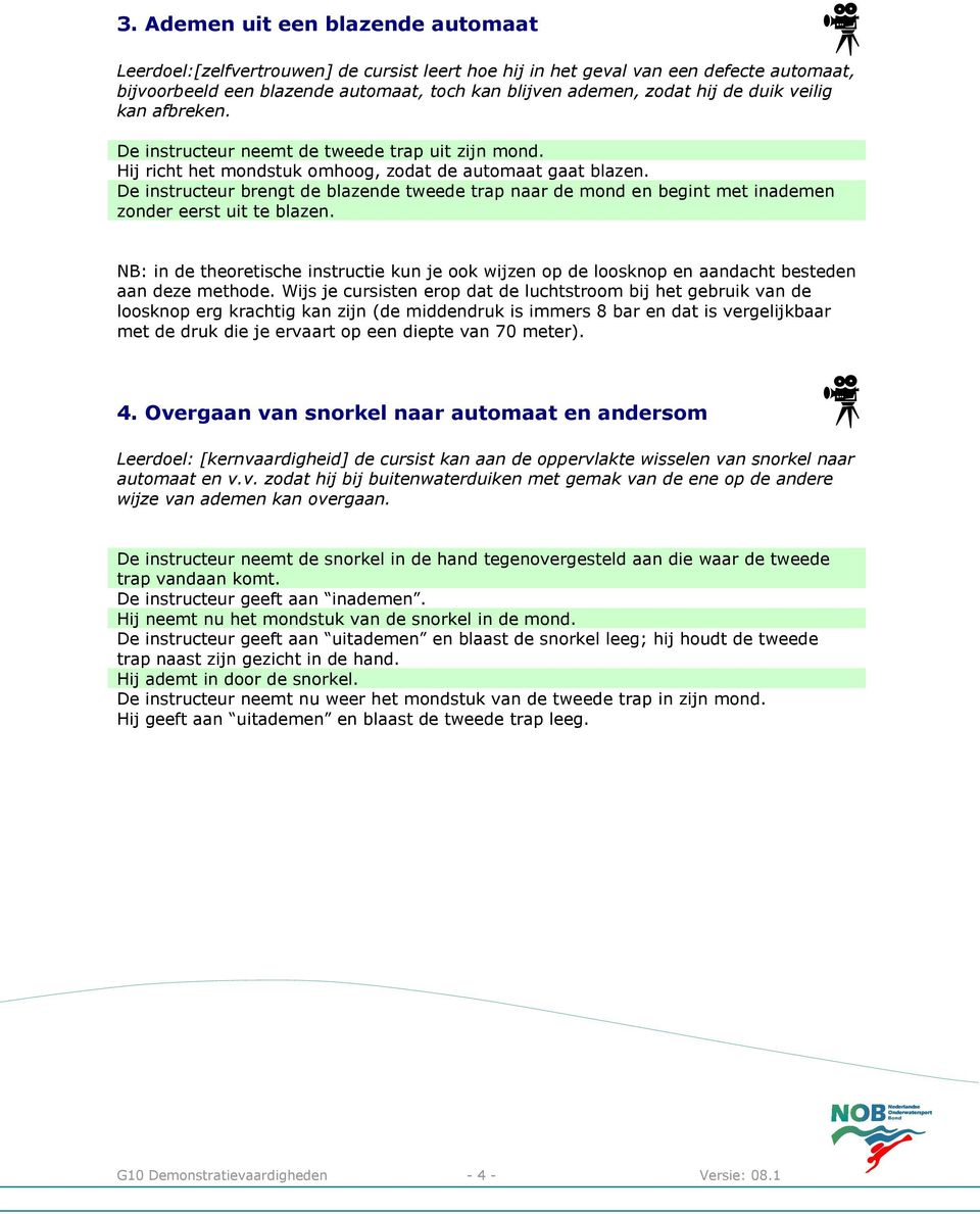 De instructeur brengt de blazende tweede trap naar de mond en begint met inademen zonder eerst uit te blazen.