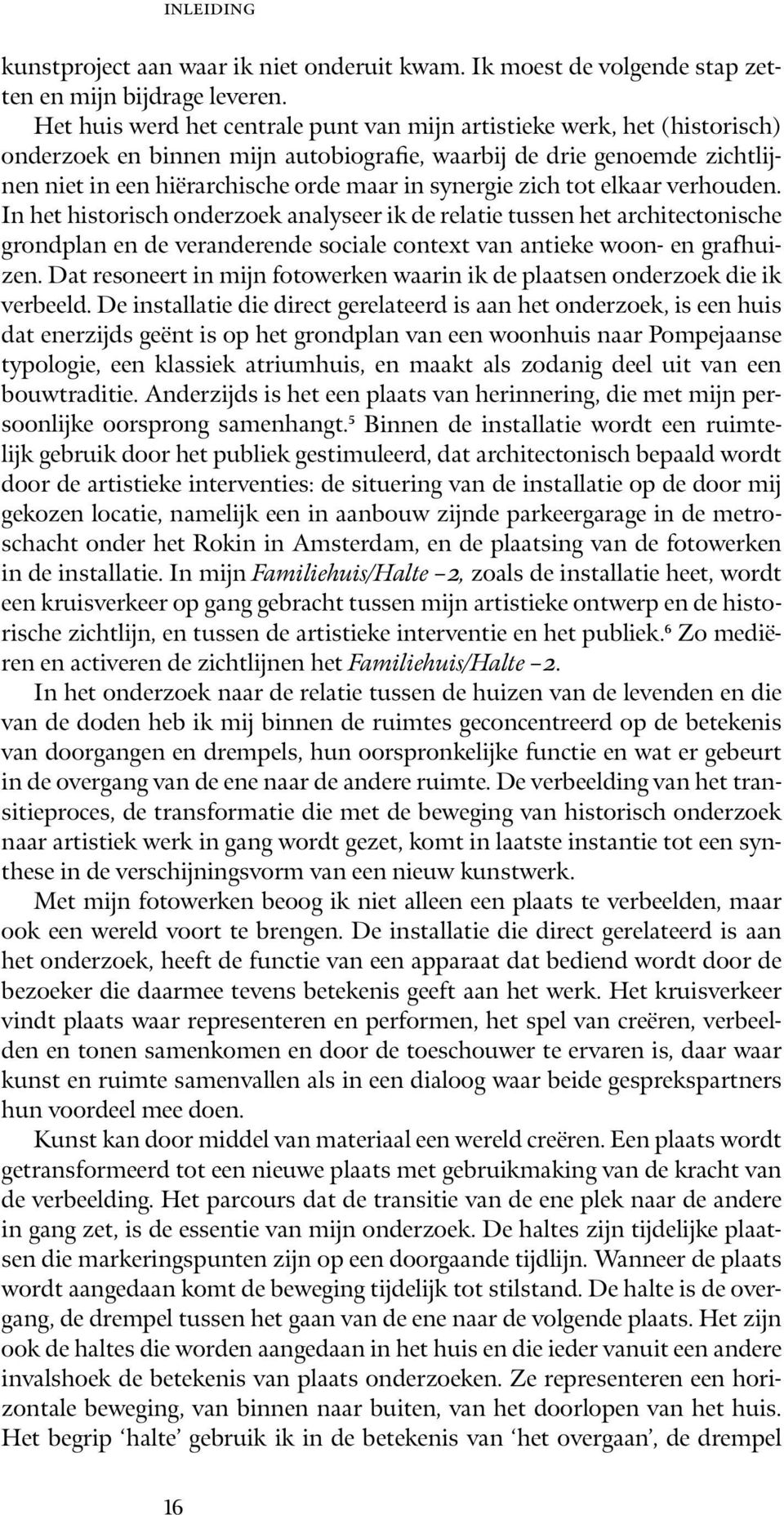 zich tot elkaar verhouden. In het historisch onderzoek analyseer ik de relatie tussen het architectonische grondplan en de veranderende sociale context van antieke woon- en grafhuizen.