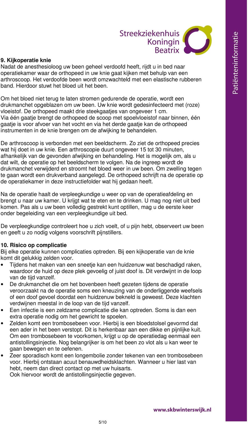 Om het bloed niet terug te laten stromen gedurende de operatie, wordt een drukmanchet opgeblazen om uw been. Uw knie wordt gedesinfecteerd met (roze) vloeistof.