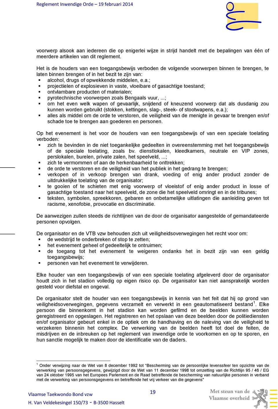 ..; om het even welk wapen of gevaarlijk, snijdend of kneuzend voorwerp dat als dusdanig zou kunnen worden gebruikt (stokken, kettingen, slag-, steek- of stootwapens, e.a.); alles als middel om de orde te verstoren, de veiligheid van de menigte in gevaar te brengen en/of schade toe te brengen aan goederen en personen.