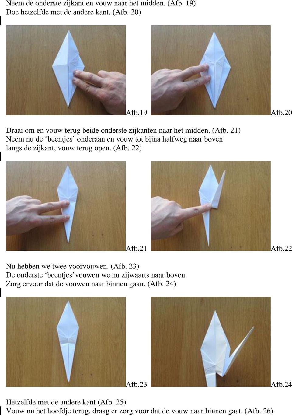 21) Neem nu de beentjes onderaan en vouw tot bijna halfweg naar boven langs de zijkant, vouw terug open. (Afb. 22) Afb.21 Afb.