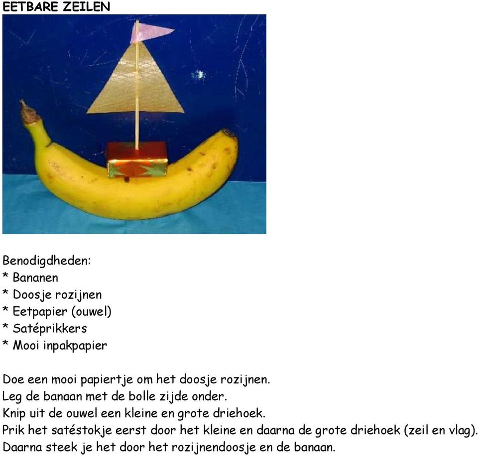 Leg de banaan met de bolle zijde onder. Knip uit de ouwel een kleine en grote driehoek.