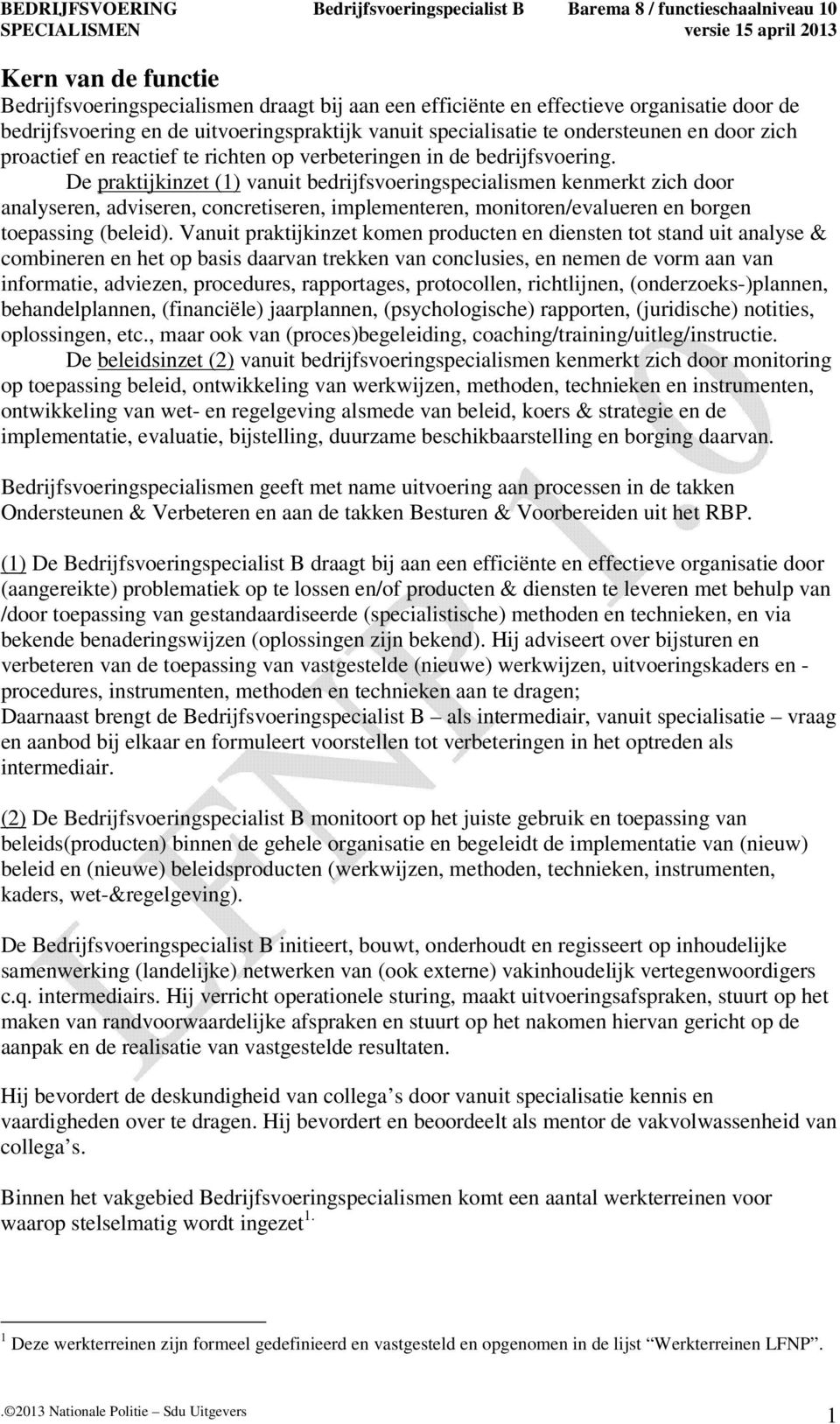 De praktijkinzet (1) vanuit bedrijfsvoeringspecialismen kenmerkt zich door analyseren, adviseren, concretiseren, implementeren, monitoren/evalueren en borgen toepassing (beleid).