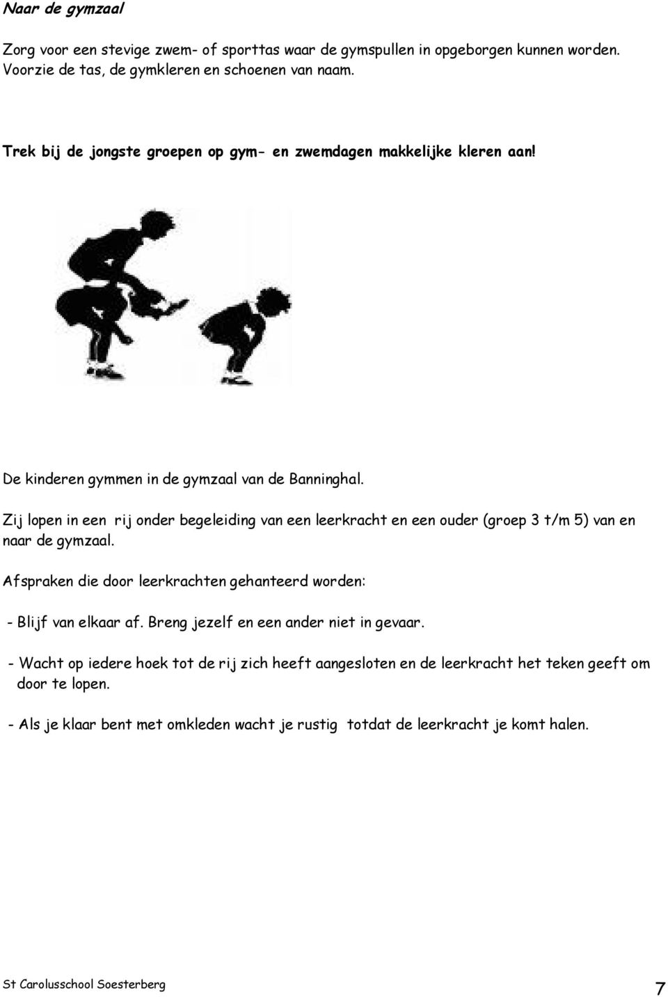 Zij lopen in een rij onder begeleiding van een leerkracht en een ouder (groep 3 t/m 5) van en naar de gymzaal.