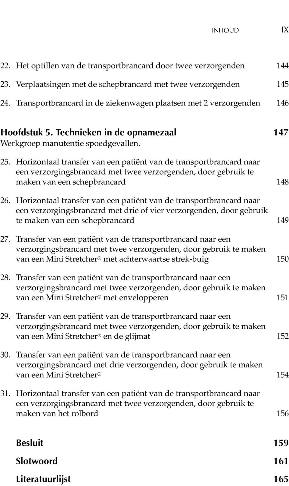 Horizontaal transfer van een patiënt van de transportbrancard naar een verzorgingsbrancard met twee verzorgenden, door gebruik te maken van een schepbrancard 148 26.