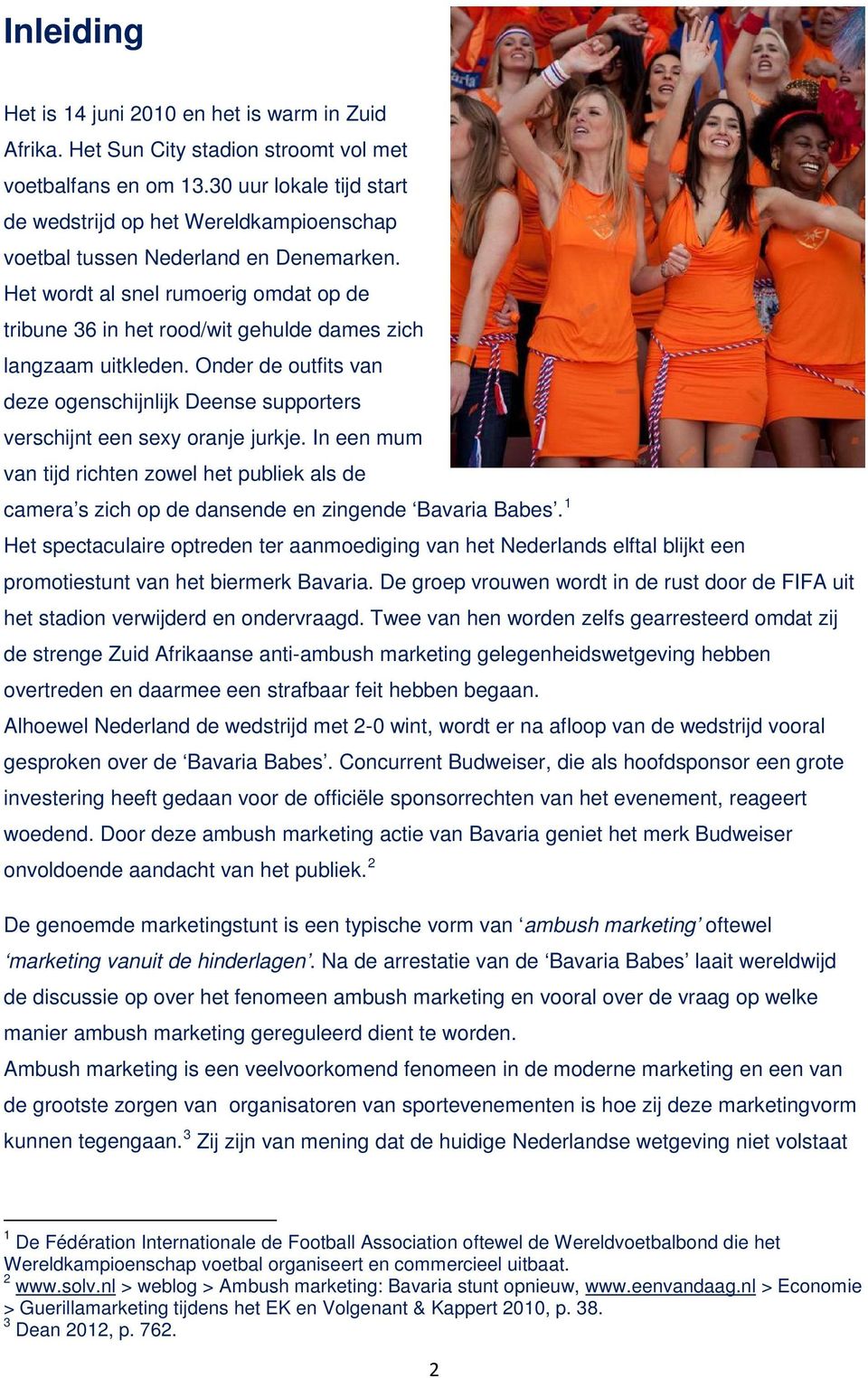 Het wordt al snel rumoerig omdat op de tribune 36 in het rood/wit gehulde dames zich langzaam uitkleden. Onder de outfits van deze ogenschijnlijk Deense supporters verschijnt een sexy oranje jurkje.