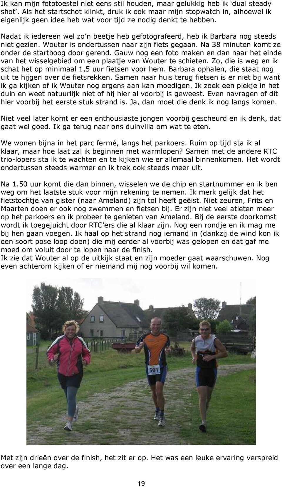 Nadat ik iedereen wel zo n beetje heb gefotografeerd, heb ik Barbara nog steeds niet gezien. Wouter is ondertussen naar zijn fiets gegaan. Na 38 minuten komt ze onder de startboog door gerend.