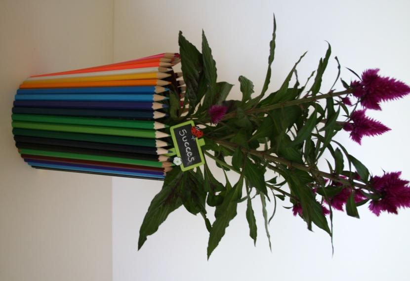 Kleurrijke potloot bloempot: Wie dacht dat potloden enkel om te kleuren zijn heeft het mis! Je kunt er een super mooie, kleurrijke vaas of pennenhouder mee maken.