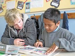 9. Tot slot De condities voor succes op een rij Voor scholen is het van belang in de gaten te houden, dat alleen goed ingevoerde en uitgevoerde peer tutoring effectief is.