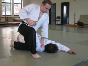 AFFLIGEMSE RECREATIESPORTERS Jiu-Jitsu is geschikt voor jongens en meisjes, voor jong en oud. Vanaf de leeftijd van acht jaar kan je bij onze club terecht voor het beoefenen van deze gevechtkunst.