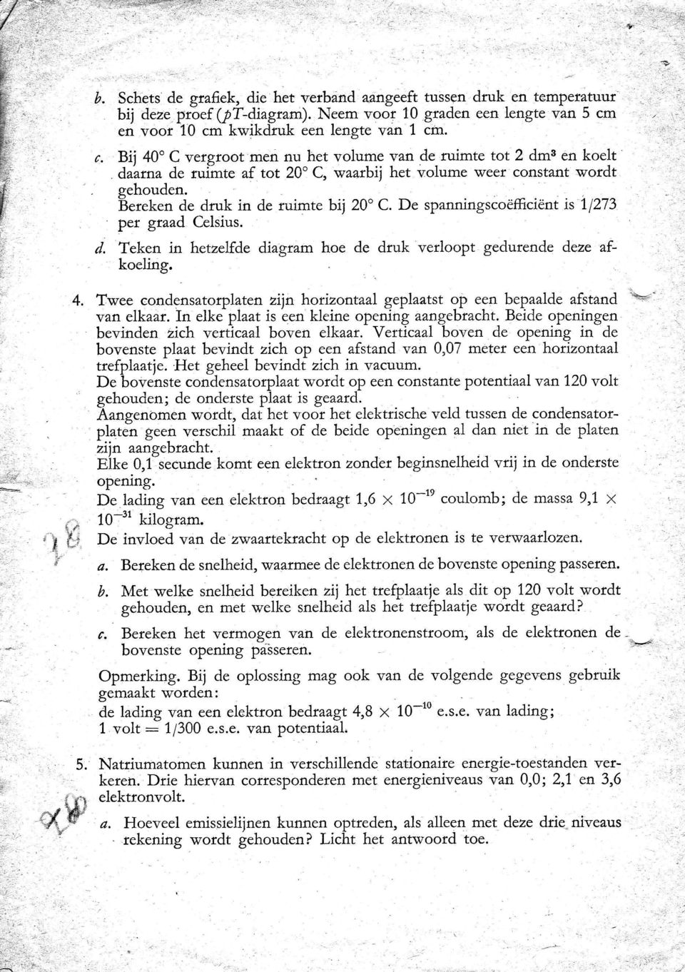 Bereken de druk in de ruimteblj 20" C. De spanningscoefficient is 71273 per graad Celsius. d, Teken in hetzelfde diagram hoe de druk verloopt gedurende deze af- I l: koeling. '... b.