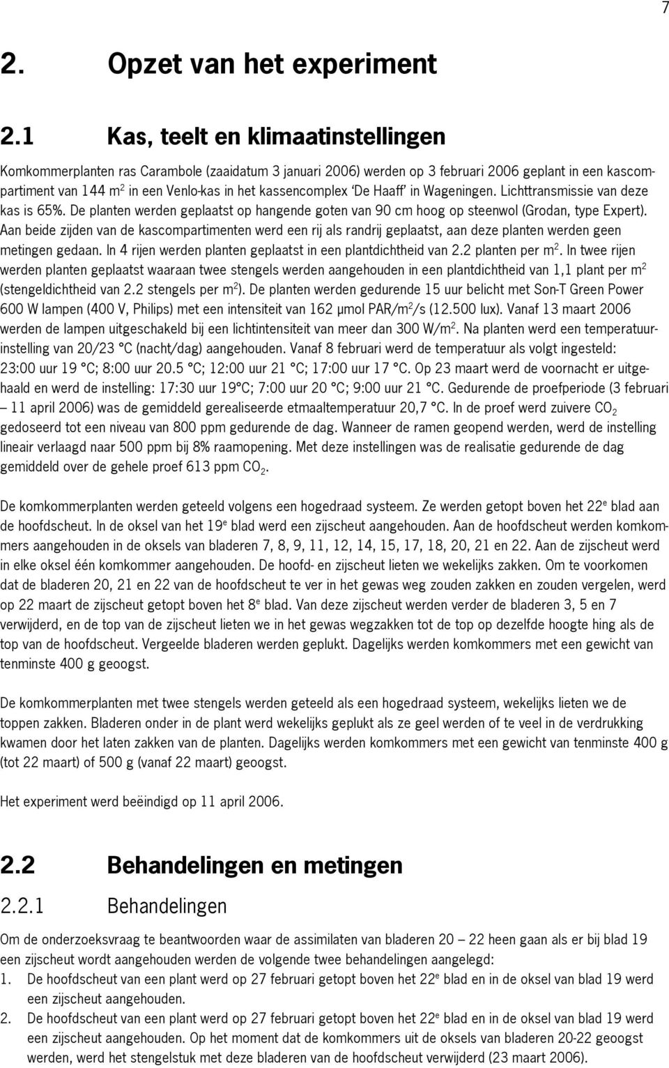 kassencomplex De Haaff in Wageningen. Lichttransmissie van deze kas is 65%. De planten werden geplaatst op hangende goten van 90 cm hoog op steenwol (Grodan, type Expert).