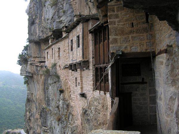 Dagtocht 1: De UNESCO dorpen Kalarites en Sirako Hoogtepunten: prachtige bergroute om te rijden, UNESCO beschermde dorpen; onderweg bezoek Kipinas klooster mogelijk, ingebouwd in de bergwand.