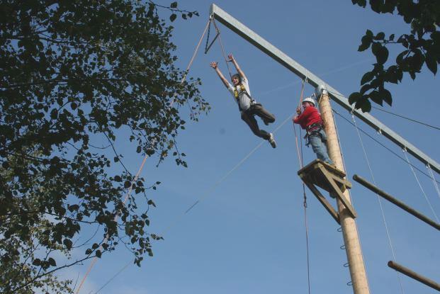 Klimmen Op onze klimboom kunt u gezekerd aan een touw via verschillende routes omhoog klimmen. Deze hebben verschillende moeilijkheidsgraden.