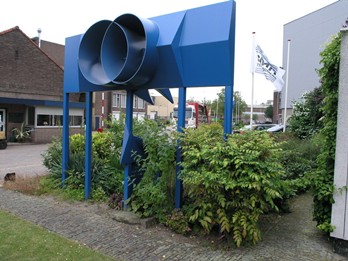 titel: Blauwe Fontein, Stroming jaartal: 1988 locatie: Groenestraat 336 Dit beeld van Ed van Teeseling werd gemaakt in opdracht van Smit Transformatoren.